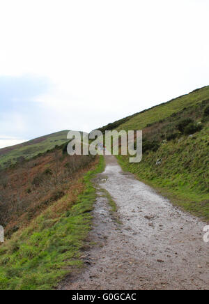 Una famiglia passeggiate nella Malvern Hills, un popolare percorso escursionistico che copre Hereford, Worcestershire & Gloucestershire Foto Stock