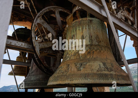 Campana di bronzo sul campanile di una chiesa Foto Stock