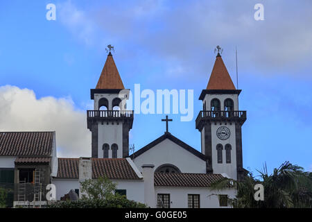 La chiesa di Nossa Senhora da Alegria di Furnas con nuvoloso cielo blu Foto Stock