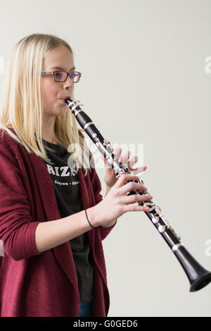 Preteen bambina gioca con un clarinetto - Spazio di copia Foto Stock