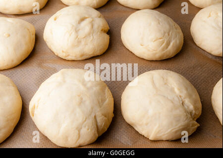 Hamburger freschi panini/Brioche pasta su un vassoio. Foto Stock