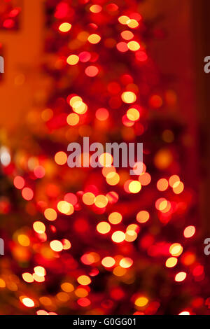 Albero di natale sullo sfondo di un vero bokeh di fondo della fotocamera. Glitter e luce astratta. Foto Stock