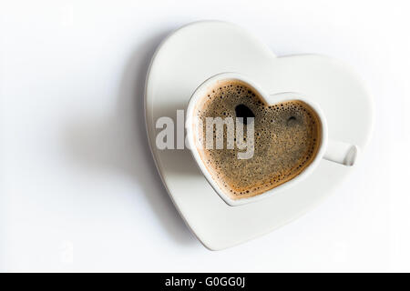 A forma di cuore ad tazza di caffè nero su bianco nella tabella. Amore Foto Stock