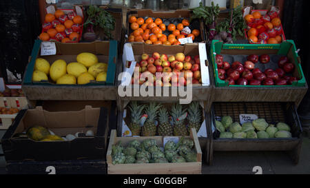 Frutta e verdura in confezione e presentato shop stile anteriore Foto Stock