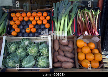 Frutta e verdura in confezione e presentato shop stile anteriore Foto Stock