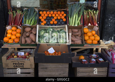 Frutta e verdura in confezione e presentato shop stile anteriore Foto Stock