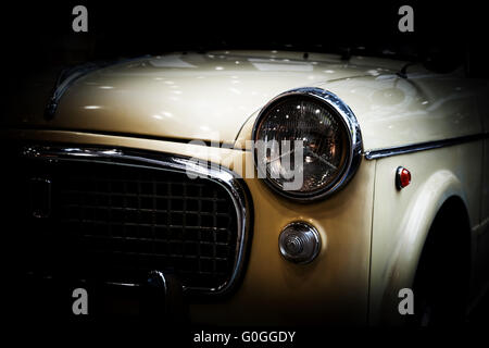 Retrò classico auto su sfondo nero. Vintage, elegante Foto Stock