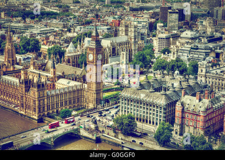 Big Ben, Westminster Bridge sul fiume Tamigi a Londra, Regno Unito vista aerea Foto Stock