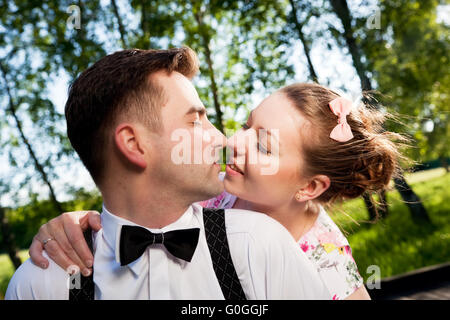 Giovane coppia romantica in amore flirt in estate park. Foto Stock