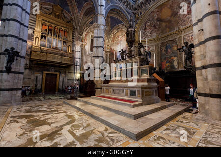 Interno del Duomo di Siena, Italiano Duomo di Siena con pavimento a mosaico. L'Italia. Foto Stock