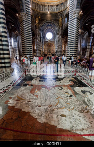 Interno del Duomo di Siena, Italiano Duomo di Siena con pavimento a mosaico. L'Italia. Foto Stock