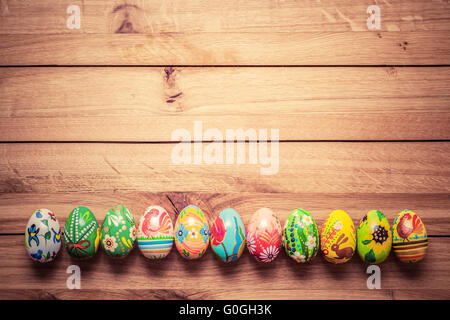 Colorati dipinti a mano le uova di Pasqua su legno. Unici, fatti a mano vintage design. Foto Stock