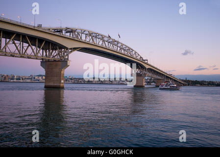Auckland Harbour Bridge al tramonto Foto Stock