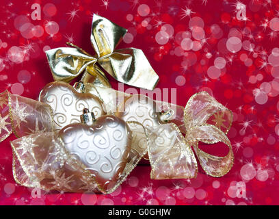 Oro nuovo anno di cuori e nastro decorativo Foto Stock