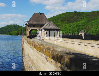 Diga del ederlake con Castello Waldeck Foto Stock