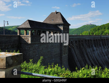 Diga del ederlake con Castello Waldeck Foto Stock