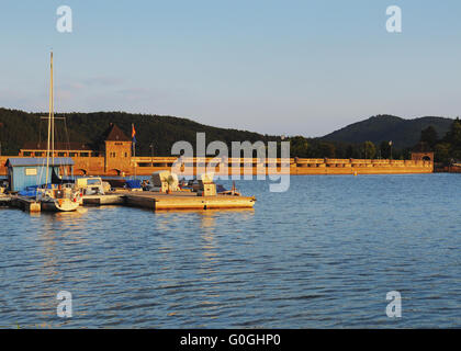 Diga di muratura del edersee da the waterside Foto Stock