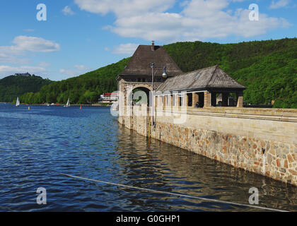 Diga del ederlake con Castello Waldeck Foto Stock