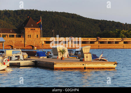 Diga di muratura del edersee da the waterside Foto Stock