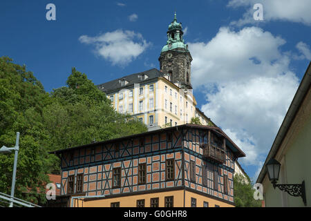 Cercando Heidecksburg Rudolstadt con casa in legno e muratura in primo piano, Turingia, Germania, Foto Stock