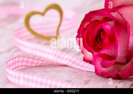Il giorno di San Valentino con una rosa rossa e di cuore in amore Foto Stock