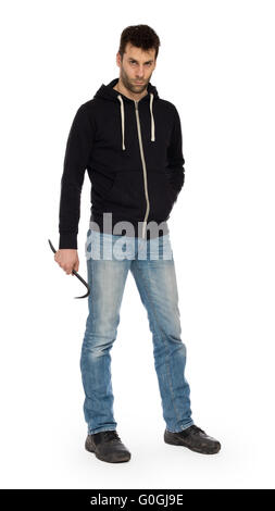 Il concetto di criminalità. Penale nel cofano con il piede di porco in mano, isolato su bianco Foto Stock