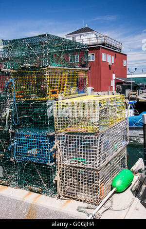 Le trappole a base di aragosta su un dock Foto Stock