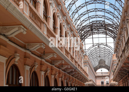 Edificio con archi metallici Foto Stock