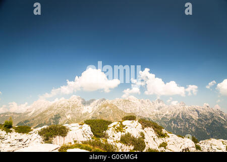 Un panorama alpino in un giorno di estate in Italia Foto Stock