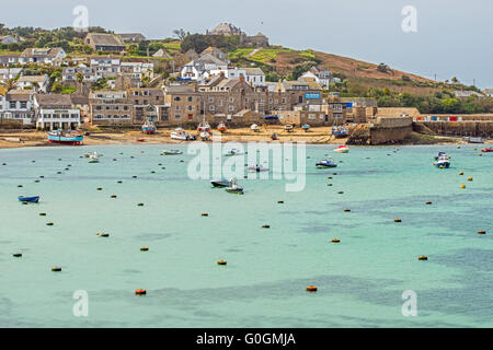 Hugh Town su St Marys sulle Isole Scilly mostrante la baia e gli ormeggi delle barche Foto Stock