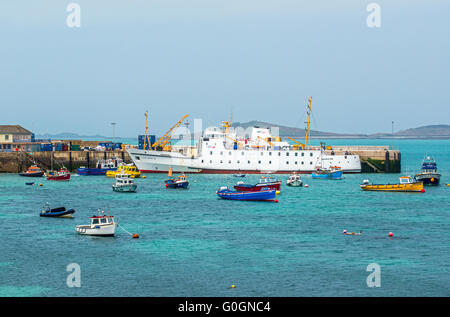 Il Scillonian 111 o 3 ormeggiate lungo il porto di Hugh Town St Marys, sulle isole Scilly Foto Stock