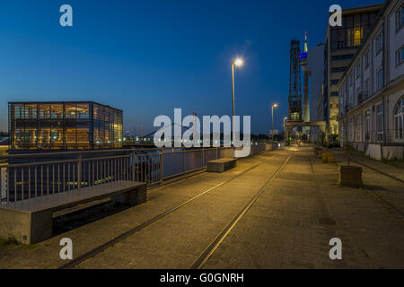 Harbour Road in Media Harbour con gru storico che si affaccia sulla Torre sul Reno nel blu ora Foto Stock