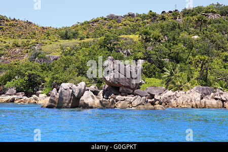 Bella enormi massi di granito su Curieuse Isola nell Oceano Indiano. Foto Stock