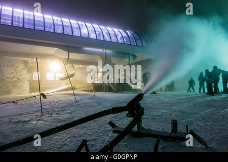 Innevamento durante la tempesta di neve atski resort Foto Stock