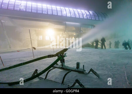 Innevamento durante la tempesta di neve atski resort Foto Stock