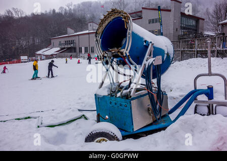 Innevamento durante la tempesta di neve atski resort Foto Stock