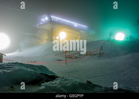 Innevamento durante la tempesta di neve atski resort Foto Stock