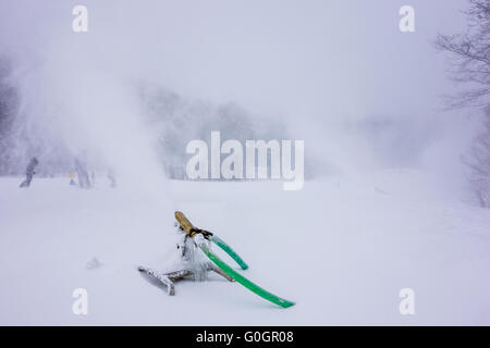 Innevamento durante la tempesta di neve atski resort Foto Stock