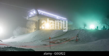 Innevamento durante la tempesta di neve atski resort Foto Stock