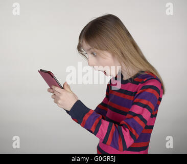 Bambina prende le cattive notizie Foto Stock