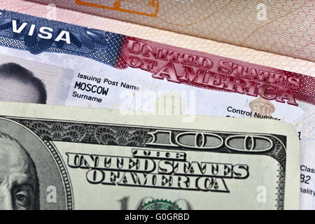 American Visa sulla pagina del russo passaporto internazionale e in dollari USA Foto Stock