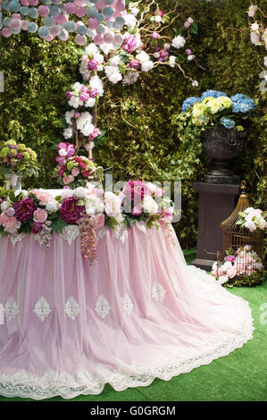 Bouquet di fiori sul tavolo di matrimonio in un ristorante di arredamento Foto Stock