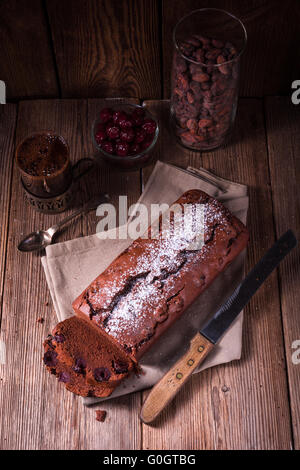 Torta al cioccolato con ciliegie Foto Stock