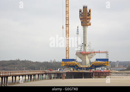 Il nuovo Mersey ponte Gateway in costruzione, marzo 2016. Mostra ponte di accesso e cassero di arrampicata sul pilone sud Foto Stock