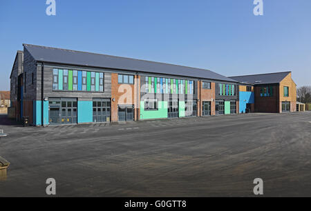 Tunstall chiesa di Inghilterra scuola primaria, vicino a Sittingbourne, Kent, Regno Unito. Una nuova scuola costruita in un volgare stile architettonico. Foto Stock