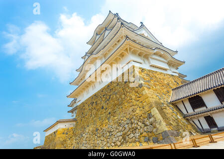 Himeji jo Castello Fortezza di fondo cielo blu angolato Foto Stock