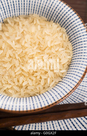 Ciotola di riso parboiled riso per risotti Foto Stock