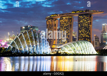 Il Sud Est asiatico, Singapore, giardini dalla baia, Cloud Forest, fiore Dome, Marina Bay Sands Hotel e Casino Foto Stock