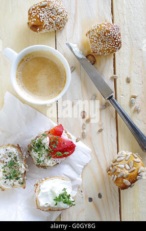 Lye rotolo con crema di formaggio Foto Stock