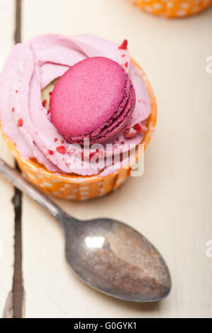 Rosa crema bacca tortina con amaretto sulla parte superiore Foto Stock